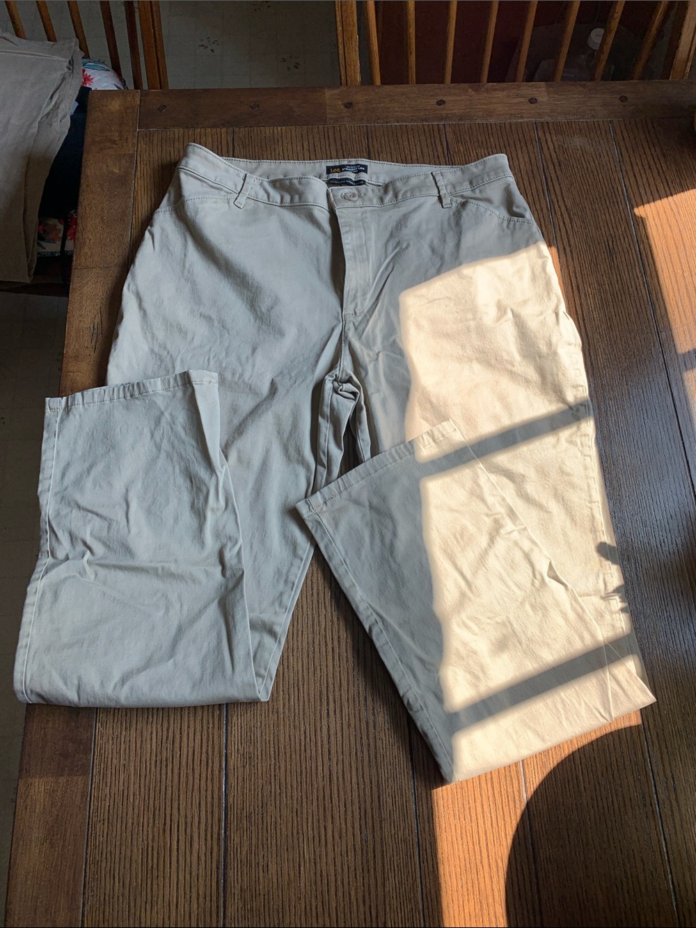 Lee Relaxed fit straight leg mid rise. Women’s